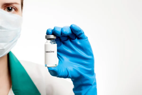 Dokter een capsule met vaccin in de hand te houden. Vaccinatie. Influenza — Stockfoto