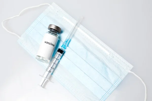 Vaccin capsule met spuit en medische masker. Vaccinatie. Influenza — Stockfoto