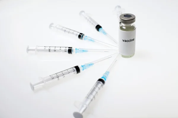 Spuiten en vaccin capsule. Vaccinatie. Influenza — Stockfoto