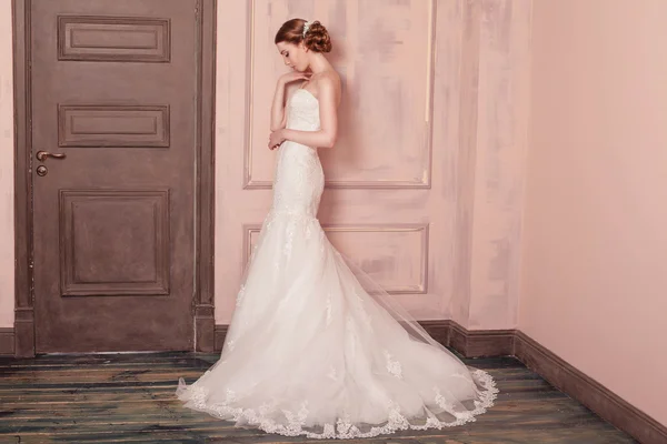 Güzel gelin damat bekleyen vintage tarzı. Düğün. Yeni evli