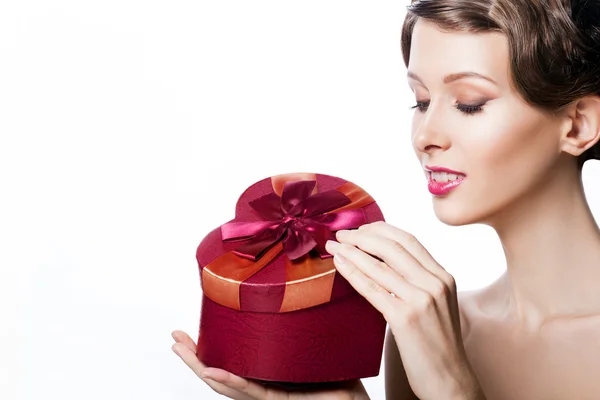 Mutlu güzel model kız makyaj ve saç modeli kalp şeklinde hediye kutusunda arıyorum. Sevgililer günü