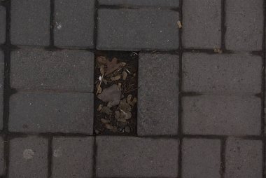 Bir parçası eksik gri asfalt levhalar