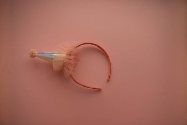 İnci kapaklı pembe bezel ve pembe tüllerle süslenmiş ponpon.