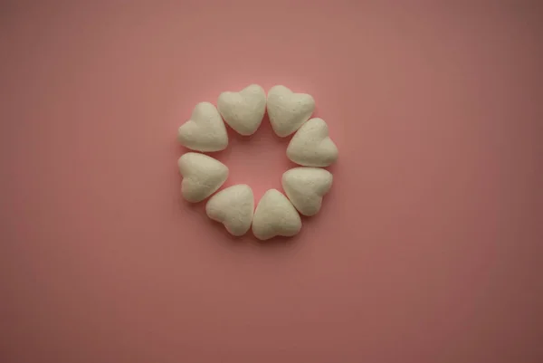 Kis Volumenű Fehér Szívek Fekszenek Rózsaszín Háttér Formájában Egy Virág — Stock Fotó