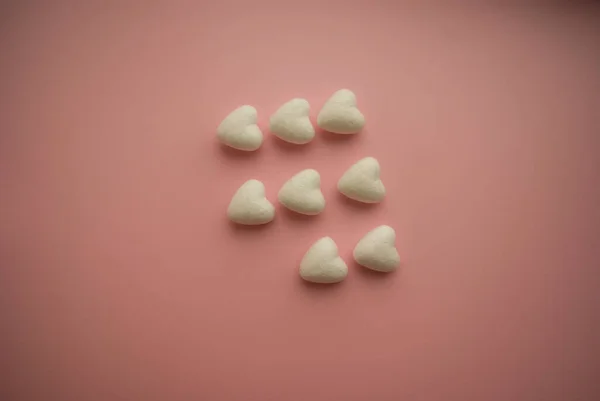 Kicsi Fehér Szívek Fekszenek Rózsaszín Háttéren Három Sorban Egy Szív — Stock Fotó