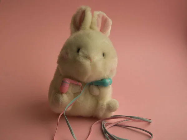 Conejo Blanco Peludo Juguete Con Orejas Cortas Sostiene Auriculares Vacío —  Fotos de Stock