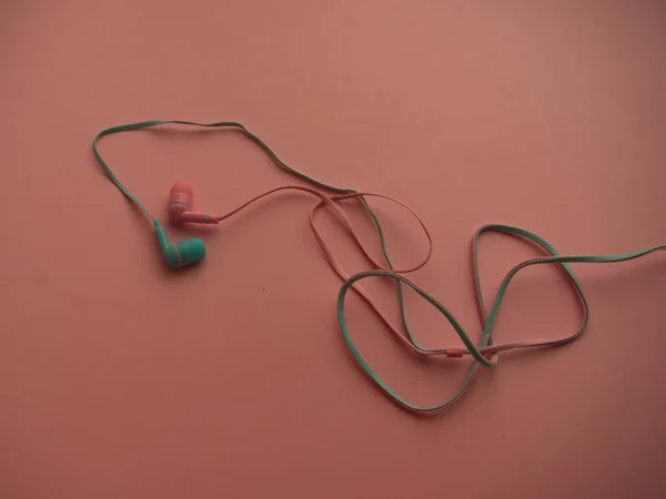 Pink Blå Vakuum Headset Hovedtelefoner Ligger Lyserød Baggrund - Stock-foto