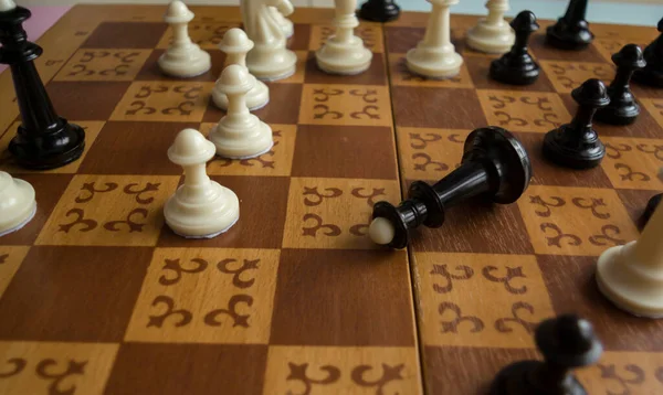 下棋时 特写黑棋之王躺在棋盘上 — 图库照片