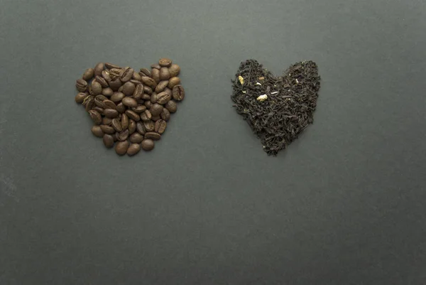 Ziarna Kawy Kształcie Serca Obok Stosu Czarnej Herbaty Czarnym Tle — Zdjęcie stockowe