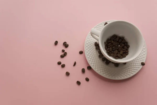 Biały Kubek Spodek Czarną Fasolą Kawy Jasnoróżowym Tle — Zdjęcie stockowe