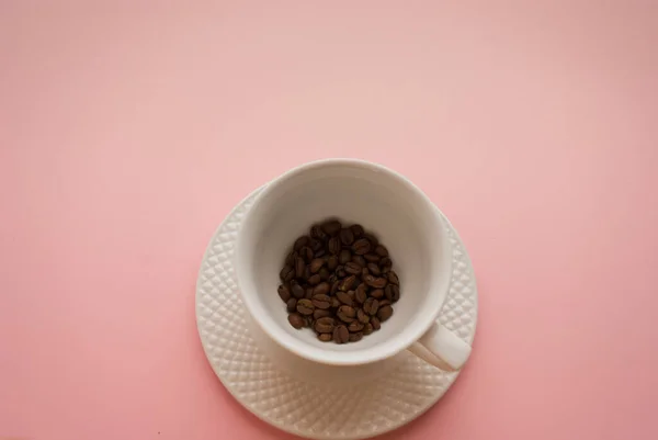 Biały Kubek Spodek Czarną Fasolą Kawy Jasnoróżowym Tle — Zdjęcie stockowe