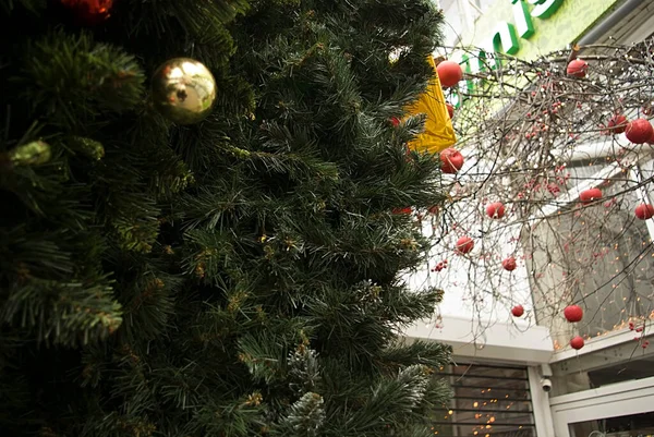 Neujahrskomposition. Weihnachtsbaum im Einkaufszentrum. — Stockfoto