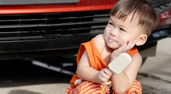 Los Niños Comen Helado Felizmente Lindo Poco Asiático Chico Comer — Foto de Stock