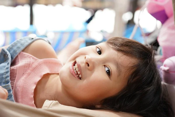 アジアの笑顔女の子幸せでデニムビブトップ 楽しいレジャーコンセプト上の夏休み — ストック写真