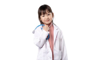 Steteskop, sağlık sigortası ve tıbbi konsept ile gülümseyen Asyalı küçük kız kırpma yolu ile beyaz arka planda izole edilmiş.