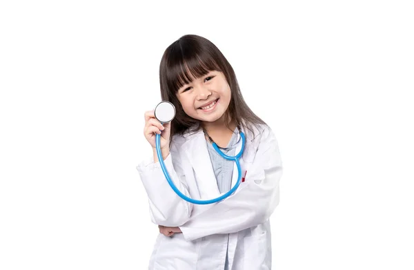 Улыбающаяся Маленькая Девочка Медицинской Форме Держащая Стетоскоп Здравоохранение Медицинскую Концепцию — стоковое фото
