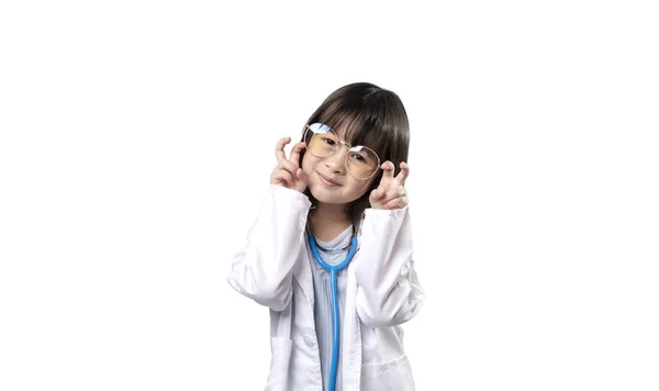 Χαμογελαστό Ασιατικό Κορίτσι Φορώντας Γυαλιά Ιατρική Στολή Στηθοσκόπιο Υγειονομική Περίθαλψη — Φωτογραφία Αρχείου
