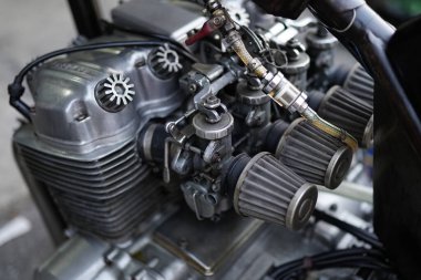 Eski motosiklet motoru ve motor yağı lekeleri. Motosiklet motoru tamiri. 750cc motor