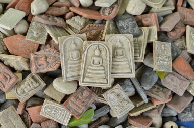 Buda tılsımları Tayland 'daki tapınaklarda satılıyor. Tılsım olarak kullanılan küçük Buda resmi.