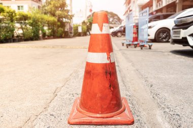 Trafik konisi yolda. Otopark yuvaları