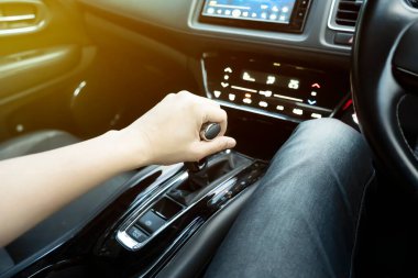 Erkek el, modern spor arabanın içinde otomatik vites kutusu, konsept yolculuk.