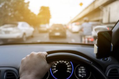 Adam gündüz vakti arka plan kullanımı için araba kullanıyor