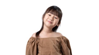 Gülümseyen mutlu Asyalı bir kızın portresi, beyaz arka planda soyutlanmış, kırpma yolu ile.