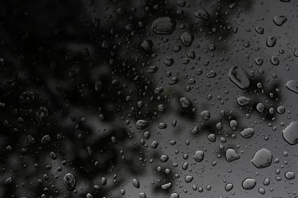 雨は曇った背景の窓ガラス表面に落ちる 雨滴の自然なパターン ガラス表面の水滴は — ストック写真