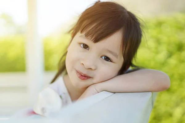 Close Rosto Uma Menina Sorridente Feliz Quintal Atmosfera Manhã Brilhante — Fotografia de Stock