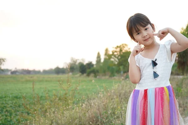 Menina Asiática Divertindo Noite Natural Meninas Bonitos Crianças Brincando Fora — Fotografia de Stock