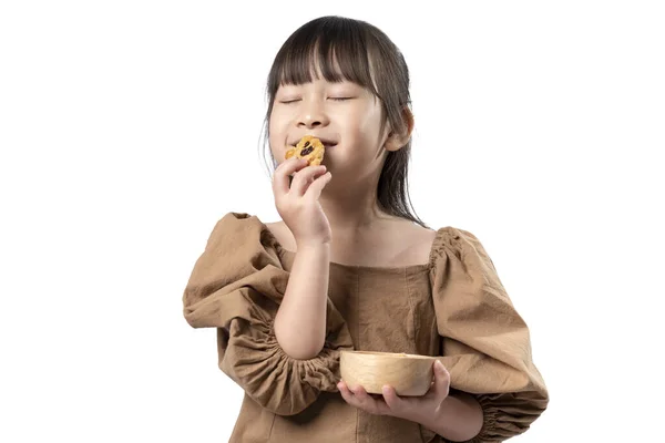 Retrato Menina Feliz Comer Grãos Integrais Biscoito Isolado Fundo Branco — Fotografia de Stock