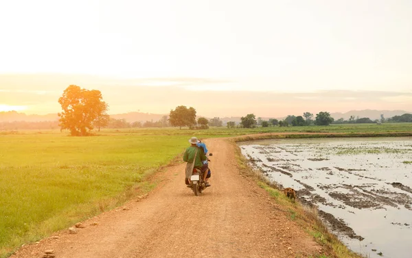 Bauern Fahren Mit Ihren Motorrädern Den Feldern Vor Schöner Naturkulisse — Stockfoto