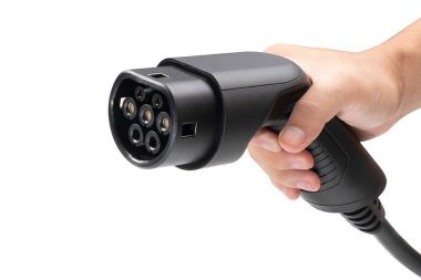 Beyaz arka planda izole edilmiş elektrikli araba şarj aleti tutan bir adamın elini yakın plan. Çevre dostu alternatif enerji kavramı. Temiz enerji, küresel ısınma, yenilenebilir enerji, sürdürülebilir