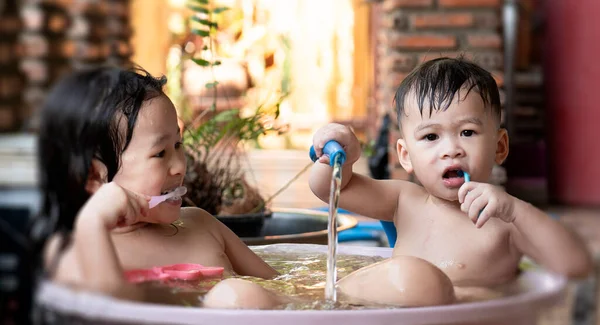 Hermana Asiática Hermano Tomando Una Ducha Cepillándose Los Dientes Bañera — Foto de Stock