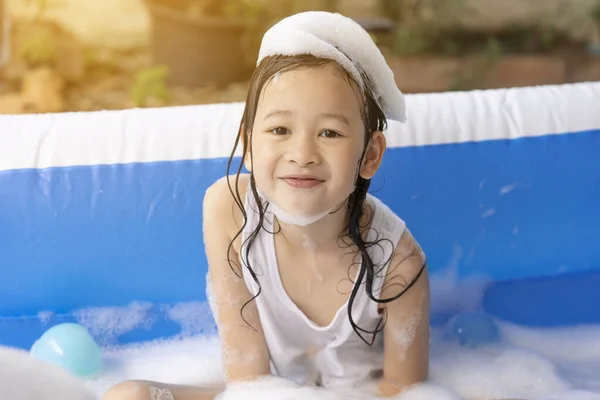 Vacker Asiatisk Flicka Spelar Uppblåsbar Pool Leker Vattnet Hemma Sommaren — Stockfoto