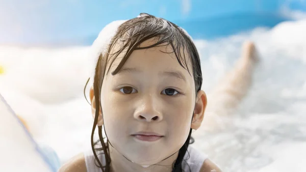 Närbild Inför Glad Ung Asiatisk Flicka Spelar Uppblåsbar Pool Leka — Stockfoto