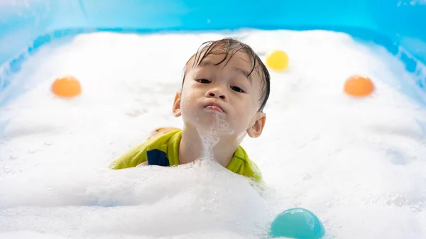 Lindo Niño Asiático Nadando Burbujas Una Piscina Inflable Juego Agua — Foto de Stock