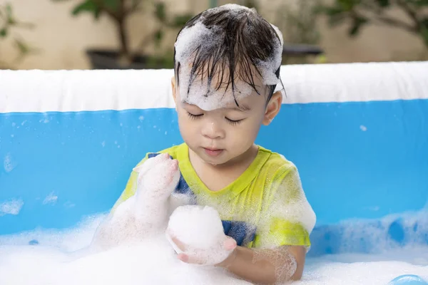 Söt Liten Pojke Som Leker Med Bubblor Poolen Kreativitet Barndomen — Stockfoto