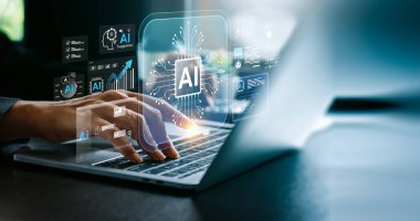 Veri analizi, otomasyon, karar desteği, yenilik ve dijital dönüşüm kavramı için laptop ve sanal yapay zeka arayüzü kullanan iş dünyasındaki yapay zeka teknolojisi