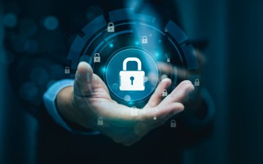 Elinde dijital asma kilit simgesi tutan işadamı, siber güvenlik, veri koruması, çevrimiçi mahremiyet, güvenli erişim, güvenlik, şifreleme, bilgi güvenliği için internet teknolojisi konsepti.