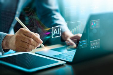 Yapay zeka veri görselleştirmesi tablet ve dijital kalem kullanan, yapay zeka çipi, analitik gösterge paneli ve makine öğrenmesini, büyük veriyi ve yeniliği temsil eden fütüristik grafikleri gösteren kişi