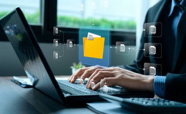 Verileri düzenlemek için sanal dizin ağı arayüzü, bulut depolama, belge paylaşım, güvenli bilgi yapısı için yapay zeka veri araçları kullanan işadamı ile dijital dosya yönetim sistemi kavramı