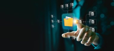 Verileri düzenlemek için sanal dizin ağı arayüzü, bulut depolama, belge paylaşım, güvenli bilgi yapısı için yapay zeka veri araçları kullanan işadamı ile dijital dosya yönetim sistemi kavramı