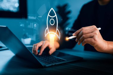 Parlak bir roket ikonu, analitik gösterge paneli ve büyümeyi, yeniliği, stratejik planlamayı ve dijital başarıyı sembolize eden teknolojik arayüzle dijital bir girişim başlatan iş adamı..