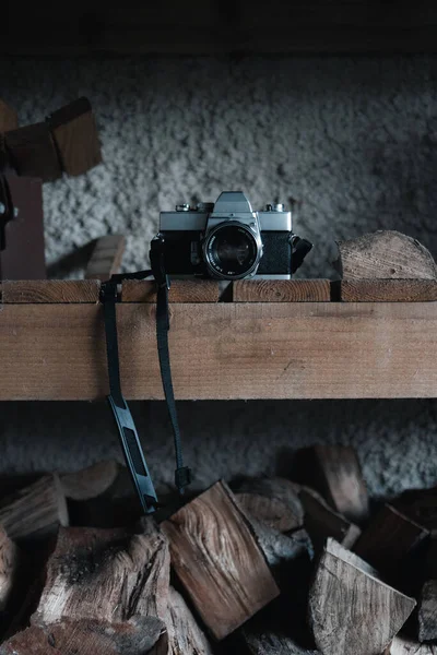 Filme Câmera Sobre Uma Prateleira Madeira Cheia Lenha — Fotografia de Stock