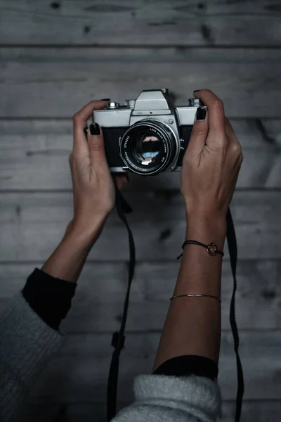 Bir Kadının Film Kamerasıyla Ahşap Bir Duvara Doğru Selfie Çekerken — Stok fotoğraf