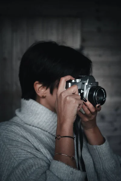 Fotógrafo Segurando Uma Câmera Filme Frente Uma Parede Madeira — Fotografia de Stock