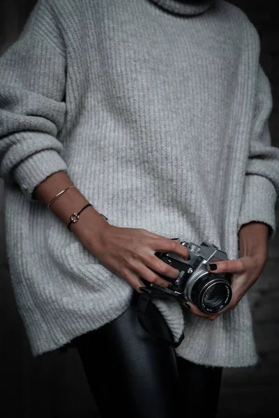 Mulher Irreconhecível Manuseando Uma Câmera Filme Usando Roupas Inverno — Fotografia de Stock