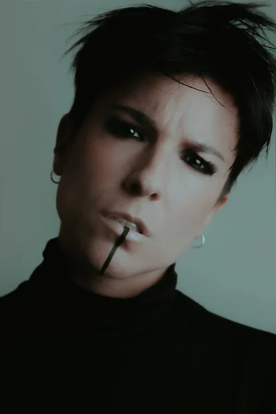 Çekici bir kadının portresi Smokey Eyes ile kameraya bakıyor