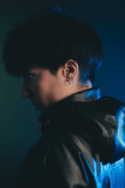 Stüdyoda kısa saçlı çekici bir kadının yaratıcı portresi.